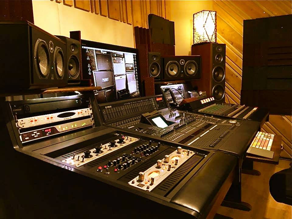 Console de mixage et environnement de studio fixe pour production audio